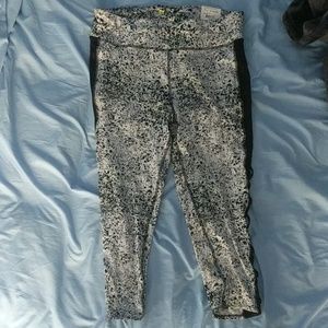 NEW xersion splatter print athletic capris